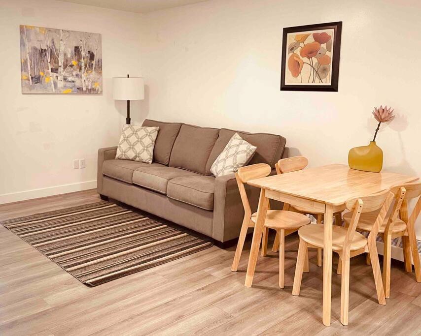 דירות קאנמור Unit #201 Cozy Mountain View 1Br In Dt מראה חיצוני תמונה