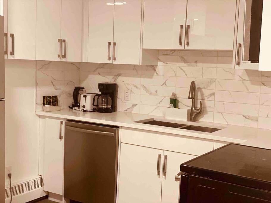 דירות קאנמור Unit #201 Cozy Mountain View 1Br In Dt מראה חיצוני תמונה